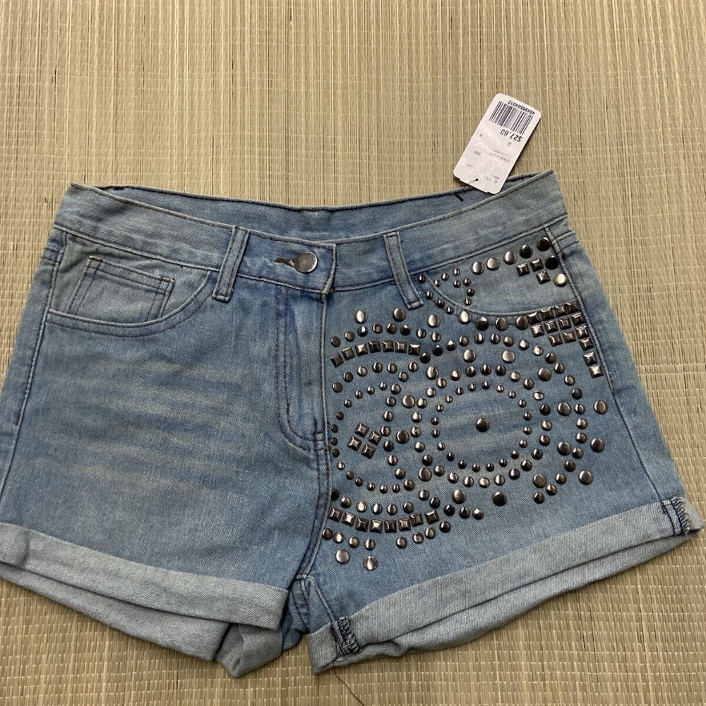 Forever 21 studded Denim Shorts size S light wash NWT